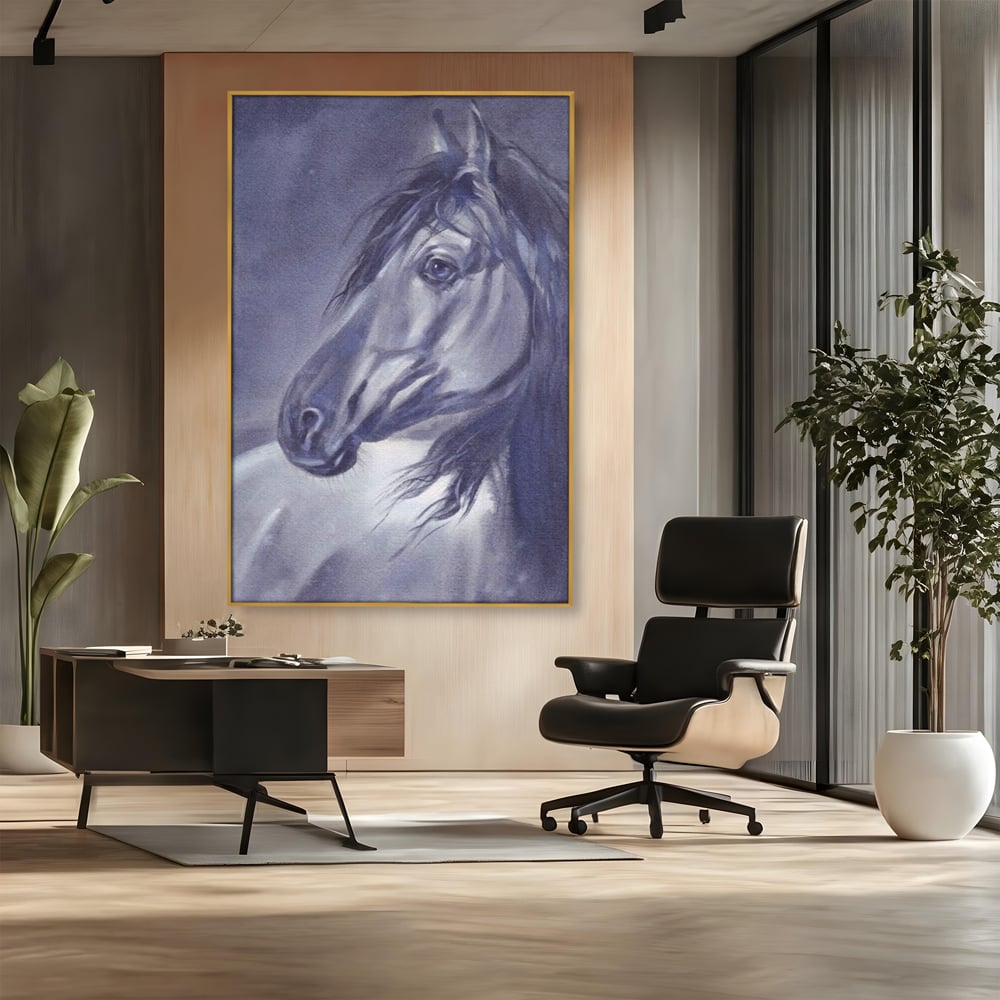 Tablou canvas cu tablou canvas cu portret de cal gri, in rama de aluminiu auriu, pe perete intr-un birou